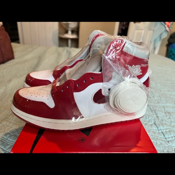 Women’s Air Jordan 1 Retro High OG Sneaker. Red. Sizes: 5.5x2 left. NWT. - Picture 7 of 12